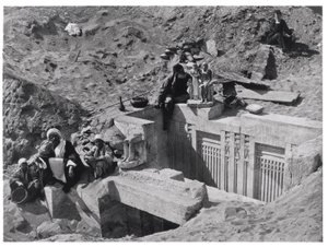Auguste Mariette (1821-81) assis sur un mastaba lors des fouilles à Saqqarah, du Voyage dans la Haute Égypte, publié en 1878